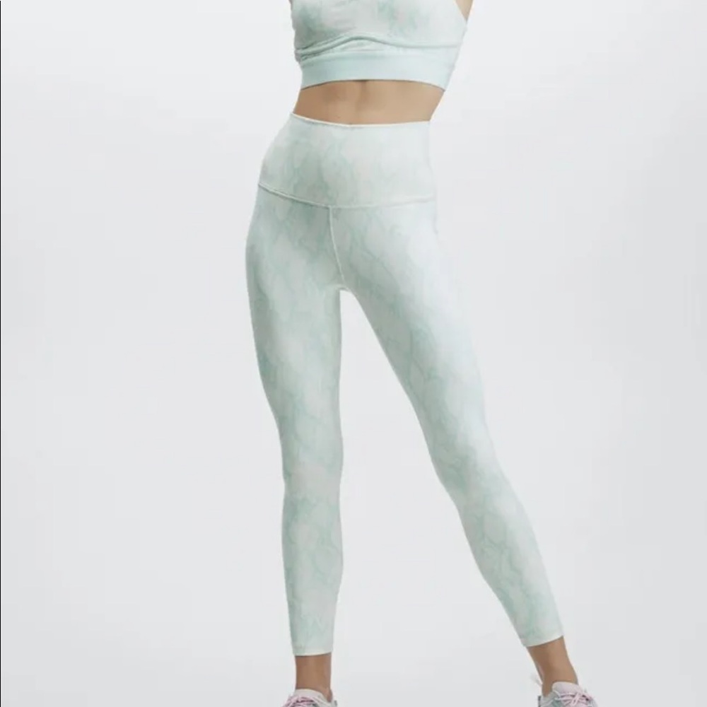 NWT Fabletics Define Ultra High-Waisted Powerhold 7/8 Leggings Sz Small